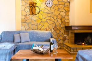 Posezení v ubytování Entheon Olive Villas - Poolside Retreats