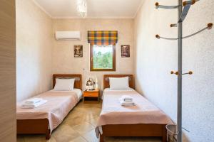 Postel nebo postele na pokoji v ubytování Entheon Olive Villas - Poolside Retreats