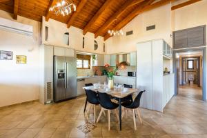Kuchyň nebo kuchyňský kout v ubytování Entheon Olive Villas - Poolside Retreats