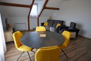 ein Esszimmer mit Tisch und Stühlen und einer Couch in der Unterkunft L'Appart de La Grande Boutique du Vin Beaune in Beaune