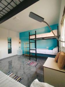 een kamer met 2 stapelbedden en een bureau bij Open Mind Hostel in Alcalá la Real