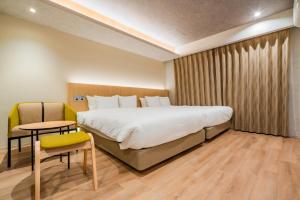 Postel nebo postele na pokoji v ubytování Randor Hotel Hiroshima Prestige