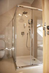 una doccia con porta in vetro in bagno di Apartmán Lednice a Lednice