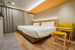 Postel nebo postele na pokoji v ubytování Randor Hotel Hiroshima Prestige