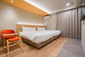 Postel nebo postele na pokoji v ubytování Randor Hotel Hiroshima Prestige