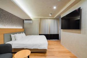 Postel nebo postele na pokoji v ubytování Randor Hotel Hiroshima Prestige