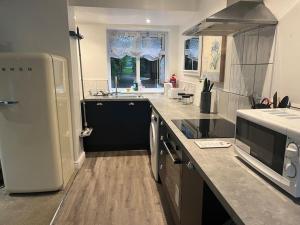 Kuchyň nebo kuchyňský kout v ubytování North Cottage Marlfields Hall, Stunning Location + 6 fotografií