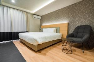 Postel nebo postele na pokoji v ubytování Randor Hotel Hiroshima Prestige