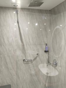 y baño con ducha y lavamanos. en Hotel Almira en Agia Triada