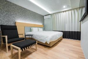 Postel nebo postele na pokoji v ubytování Randor Hotel Hiroshima Prestige