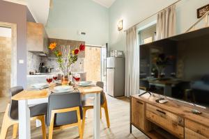 TV a/nebo společenská místnost v ubytování Entheon Olive Villas - Poolside Retreats