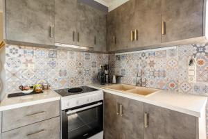 Kuchyň nebo kuchyňský kout v ubytování Entheon Olive Villas - Poolside Retreats