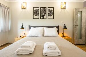 Postel nebo postele na pokoji v ubytování Entheon Olive Villas - Poolside Retreats