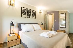 Postel nebo postele na pokoji v ubytování Entheon Olive Villas - Poolside Retreats
