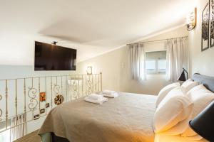 Postel nebo postele na pokoji v ubytování Entheon Olive Villas - Poolside Retreats