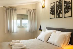 Postel nebo postele na pokoji v ubytování Entheon Olive Villas - Poolside Retreats