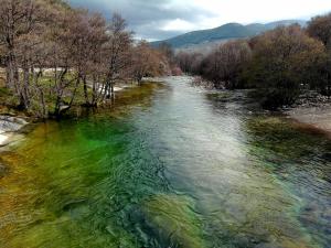 vistas a un río con agua verde y árboles en Casa Ensueño-Los Sitios de Aravalle, en Gilgarcía