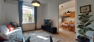 uma sala de estar com um sofá e uma sala de jantar em La tua Casa vicino a Portovenere em Le Grazie