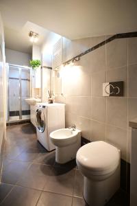 Holiday Homes Aparthotel Milano في ميلانو: حمام مع مرحاض ومغسلة