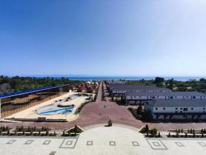 widok z powietrza na ośrodek z basenem w obiekcie Baytur Trea w mieście Bosteri