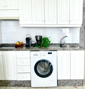 cocina blanca con lavadora y fregadero en Molino Azul 3A, Wohnung mit Meerblick, en Valle Gran Rey