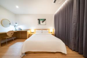 Rúm í herbergi á Aank Hotel Daejeon Yongjeon 2nd