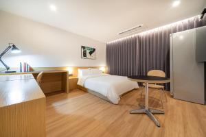 Rúm í herbergi á Aank Hotel Daejeon Yongjeon 2nd