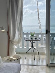 a room with a table with a view of the ocean at Molino Azul 3A, Wohnung mit Meerblick in Valle Gran Rey