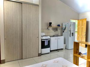 y cocina con fogones y nevera. en Apartamentos Sacor #1 Studio, en Curridabat