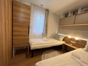 ein kleines Zimmer mit 2 Betten und einem Fenster in der Unterkunft Medeja in Osor