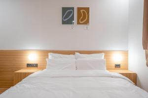 Rúm í herbergi á Aank Hotel Daejeon Yongjeon 2nd