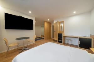 Sjónvarps- og/eða afþreyingartæki á Aank Hotel Daejeon Yongjeon 2nd