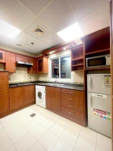 Kuchyň nebo kuchyňský kout v ubytování 2bedroom in Mankhool
