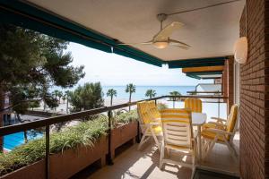Balkoni atau teres di AT102 Els Pins, primera línea con piscina, vista mar
