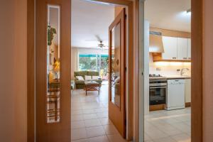 Dapur atau dapur kecil di AT102 Els Pins, primera línea con piscina, vista mar