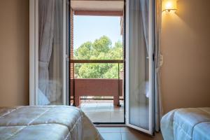 Katil atau katil-katil dalam bilik di AT102 Els Pins, primera línea con piscina, vista mar +27 gambar