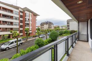 balcón con vistas a una calle de la ciudad en Euromar - baskeyrentals, en Zarautz