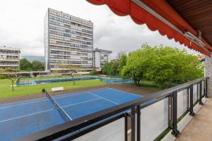 una pista de tenis en el balcón de un edificio en Euromar - baskeyrentals, en Zarautz