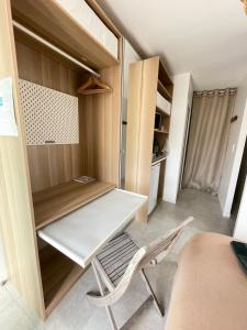 een kleine kamer met een bureau en een stoel bij Ty kaz : élégant, tout confort et bien situé in Névez