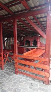 una cocina al aire libre con horno de ladrillo en un edificio en Casa Crăiesei, en Ocna Şugatag