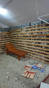 un banco de madera sentado frente a las gradas de madera en Casa Crăiesei, en Ocna Şugatag