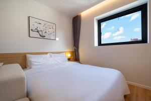 Rúm í herbergi á Aank Hotel Daejeon Yongjeon 2nd