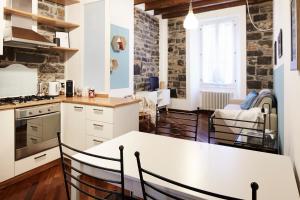 a kitchen with a table and chairs in a room at Il Moderno by Holiday Solutions in Como