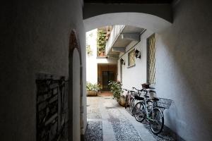 a group of bikes parked on the side of a building at Il Moderno by Holiday Solutions in Como