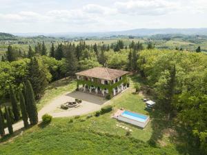 uma vista aérea de uma casa com piscina em Liberty Villa with private garden and pool by VacaVilla em Turignano