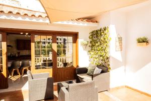 a living room with chairs and an umbrella at Live Caletillas Taunus in Candelaria