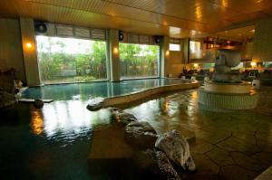 una piscina con un cocodrilo en medio de un edificio en Hotel Sekifu, en Fuefuki