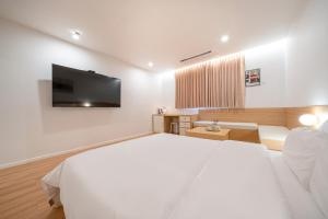Rúm í herbergi á Aank Hotel Daejeon Yongjeon 2nd
