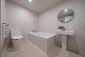 Baðherbergi á Aank Hotel Daejeon Yongjeon 2nd