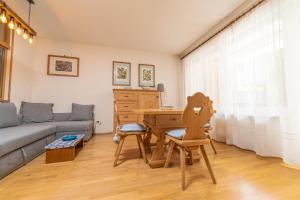 sala de estar con mesa y sofá en Ladurner Home, en Brunico